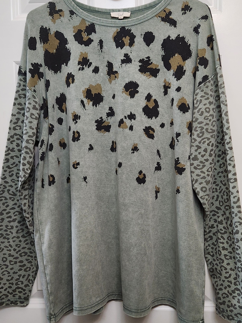 Easel Brand, Women's Sage Leopard Print Long Sleeve Shirt/Top. Size M.